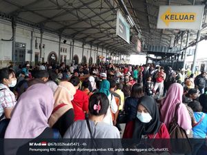Penuh Sesak di Stasiun Manggarai Pasca KRL Anjlok