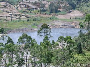 Kawah Sileri di Dataran Tinggi Dieng Erupsi Kawah Sileri di Dataran Tinggi Dieng Erupsi