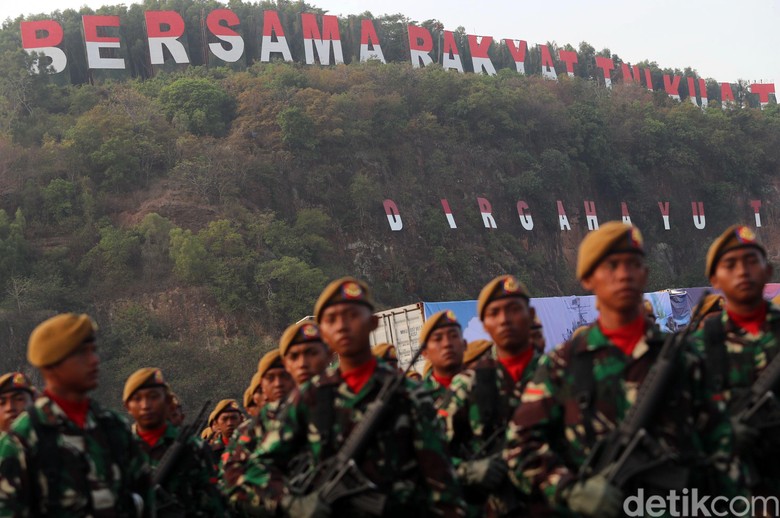 Foto Anggota Tentara Nasional Indonesia Pose 2 Jari Diviralkan, Begini Fakta di Baliknya