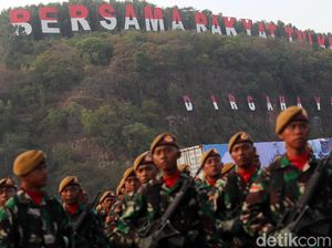 Foto Anggota TNI Pose 2 Jari Diviralkan, Begini Fakta di Baliknya Foto Anggota TNI Pose 2 Jari Diviralkan, Begini Fakta di Baliknya