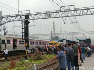 KRL Anjlok di Cisauk, Penumpang Menumpuk di Beberapa Stasiun