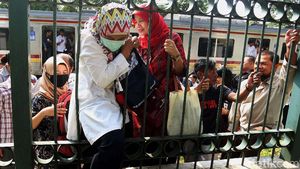 Foto: Dampak Anjlok, Penumpang KRL Nekat Naik Pagar Tinggi