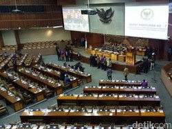 DPR Lantik Politikus PDIP dan Gerindra