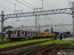 Khofifah Minta KAI Tambah Gerbong Kereta Komuter di Jawa Timur