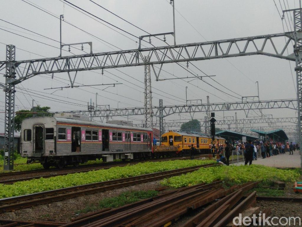Khofifah Minta KAI Tambah Gerbong Kereta Komuter di Jawa Timur Khofifah Minta KAI Tambah Gerbong Kereta Komuter di Jawa Timur