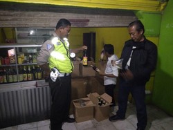 Puluhan Botol Miras di Warung Jamu Tangerang Disita