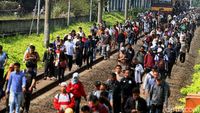 Foto: Ramai-ramai Berjalan di Lintasan Kereta
