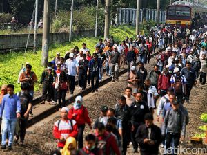 Foto: Ramai-ramai Berjalan di Lintasan Kereta Foto: Ramai-ramai Berjalan di Lintasan Kereta