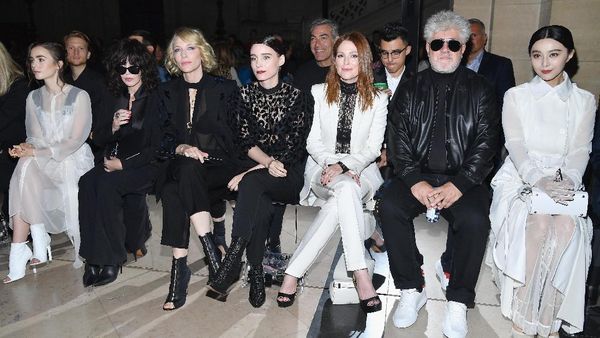 Foto: Deretan Selebriti Termodis di Front Row Paris Fashion Week