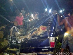 Pohon Tumbang Timpa Mobil, Satu Orang Tewas di Blora