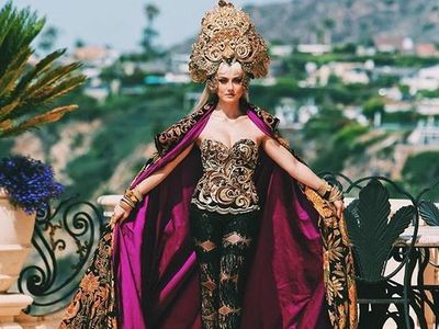Agnez Mo Tampil Seksi dengan Batik