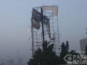 Pemilik Diminta Perbaiki Reklame Rawan Roboh di Kampung Melayu