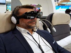 Hiburan Baru di Pesawat, Nonton Film VR