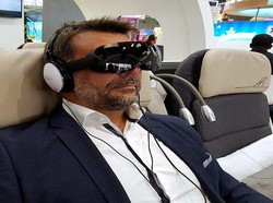 Hiburan Baru di Pesawat, Nonton Film VR