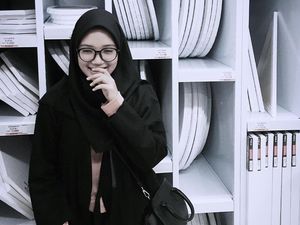 Mengenal Revin Chairani, Hijabers Imut Bandung yang Jago Main Skateboard