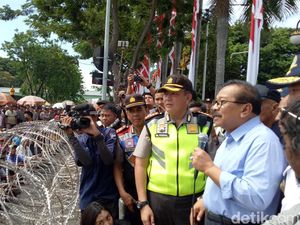Ini Janji Gubernur Jatim ke Sopir Penolak Transportasi Online Ini Janji Gubernur Jatim ke Sopir Penolak Transportasi Online