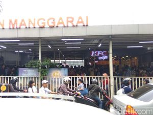 Imbas KRL Anjlok, Antren Penumpang di Stasiun Manggarai Mengular