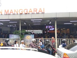 Imbas KRL Anjlok, Antren Penumpang di Stasiun Manggarai Mengular
