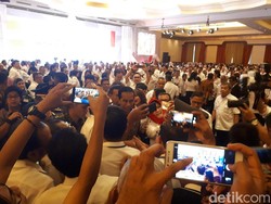 Tutup Rakornas Kadin, Jokowi Sapa Pengusaha dan Diajak Selfie