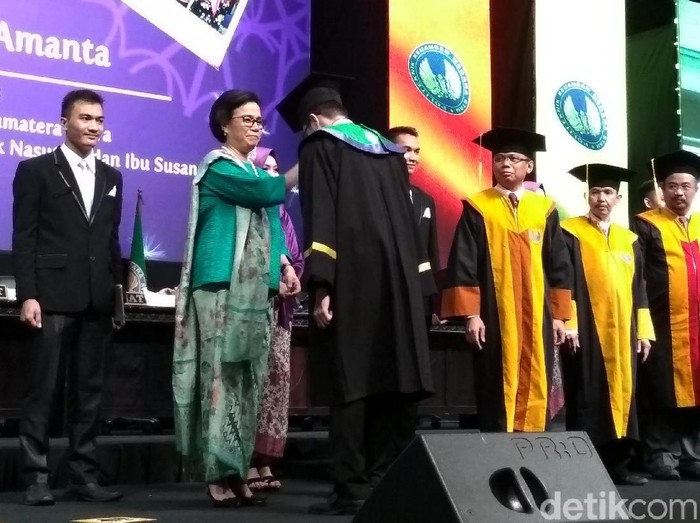 Cantik Berkebaya, Sri Mulyani Pose Bareng Wisudawan STAN Menteri Keuangan Sri Mulyani menghadiri wisuda Politeknik Keuangan Negara (PKN) STAN di Auditorium Student, Komplek Kampus PKN STAN Bintaro, Tangerang Selatan.