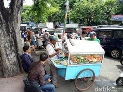Ini Berkah Penjual Makanan Saat Demo di Tugu Pahlawan