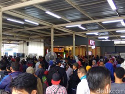 Dampak KRL Anjlok, Riuh di Stasiun Jatinegara
