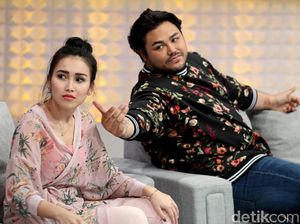 Cie.... Ivan Gunawan Colek-colek Ayu Ting Ting