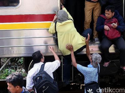 Foto: KRL Anjlok, Penumpang Terlantar di Pasar Minggu
