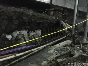 Tembok Pembatas di Polda Metro Roboh, Mobil dan Motor Tertimpa Tembok Pembatas di Polda Metro Roboh, Mobil dan Motor Tertimpa