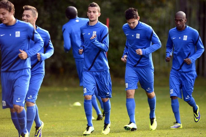 Genks footballers Jelle Vossen, Benjamin Benji De Ceulaer, Siebe Schrijvers, Sandy Walsh and Ngongca Anele run during a training session in Genk on October 2, 2013 on the eve of the UEFA Europa League group G football match between Genk and Thun. AFP PHOTO/BELGA/YORICK JANSENS
== BELGIUM OUT == / AFP PHOTO / BELGA / YORICK JANSENS