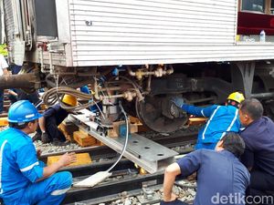 KRL Anjlok di Manggarai, Petugas Lakukan Penyisiran