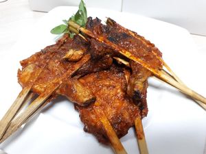 Yuk, Makan Siang dengan Ayam Bakar Gurih Enak Di Sini!