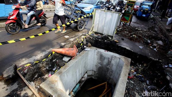 Awas! Galian Saluran Air di Jatinegara Masih Menganga