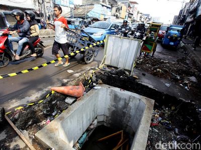 Awas! Galian Saluran Air di Jatinegara Masih Menganga