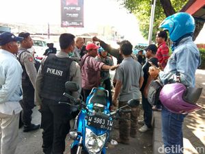 Gawat! Sopir Angkot Paksa Taksi dan Gojek Turunkan Penumpang