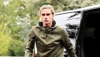 Kali ini Griezmann bergaya sporty saat datang ke pemusatan latihan Prancis di Clairefontain. Dia memakai setelah training dari Puma yang merupakan sponsor pribadinya (FRANCK FIFE/AFP)