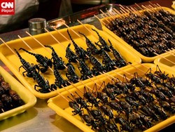 Mencicip Darah Mentah Hingga Serangga Hidup, Anda Berani Coba? (2)