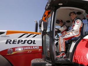 Saat Marquez dan Pedrosa Mengendarai Traktor