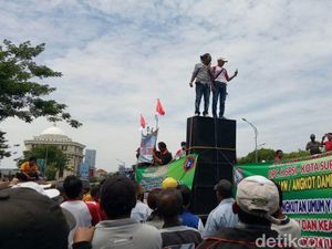 Ribuan Sopir Angkot Orasi Bergantian di Depan Kantor Gubernur Jatim