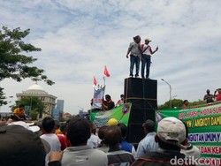 Ribuan Sopir Angkot Orasi Bergantian di Depan Kantor Gubernur Jatim