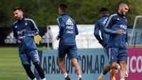Dengan absennya Sergio Aguero, Lionel Messi dan Mauro Icardi diharapkan bisa jadi andalan di lini serang. Foto: Martin Acosta/Reuters