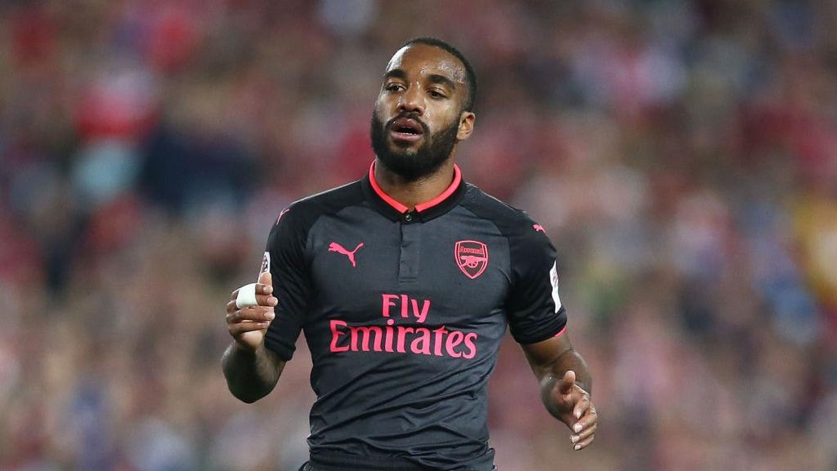 Alexandre Lacazette sejauh ini belum mencetak gol di laga tandang Premier League (Foto: Mark Metcalfe/Getty Images)