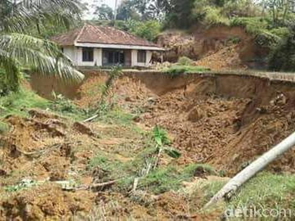 Dua Warga Tertimbun Longsor, Plt Bupati Cianjur Tingkatkan Kewaspadaan Dua Warga Tertimbun Longsor, Plt Bupati Cianjur Tingkatkan Kewaspadaan