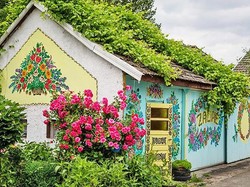 Desa Unik, Bertabur Lukisan Bunga