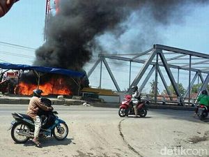 Truk Pompa Molen Terbakar di Jembatan Wonokerto Demak