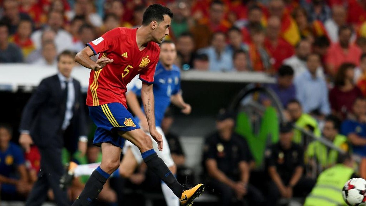 Sergio Busquets siap main lebih lama untuk timnas Spanyol (Foto: Claudio Villa/Getty Images)