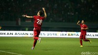 Hanya berjarak dua menit, Indonesia menambah gol. Rezaldi Hehanusa yang mencetak gol kedua Indonesia.