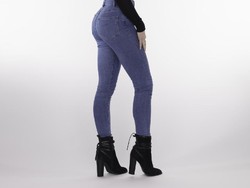 Risiko Mengerikan di Balik Kecenya Celana Skinny Jeans