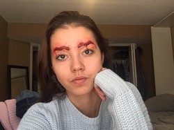 Ngeri.. Wanita Ini Bikin Alis Jadi Berdarah-darah