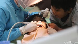 Pasien Padati Pemeriksaan Gigi Gratis di Salemba